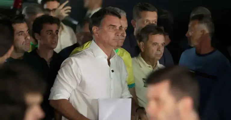 Avião em que estaria Flávio Bolsonaro segue aos EUA após escala no Equador - Studio TV