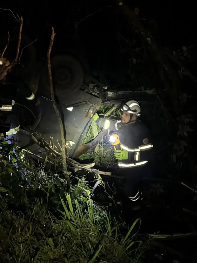 Bombeiros resgatam cavalo preso em reboque após capotamento na ERS-122, em Antônio Prado - Studio TV