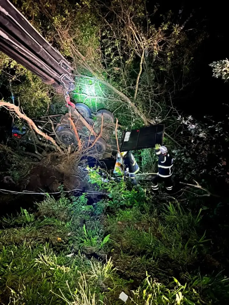 Bombeiros resgatam cavalo preso em reboque após capotamento na ERS-122, em Antônio Prado - Studio TV