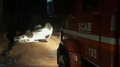 Bombeiros resgatam vítima presa em veículo após capotamento em Antônio Prado - Studio TV