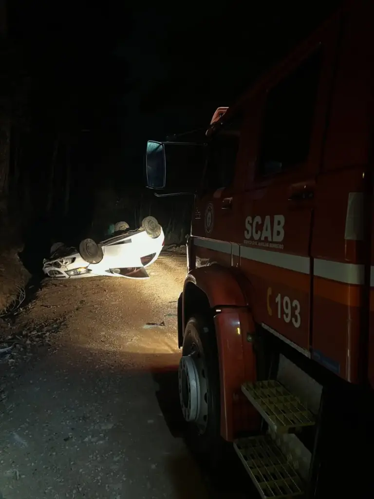 Bombeiros resgatam vítima presa em veículo após capotamento em Antônio Prado - Studio TV
