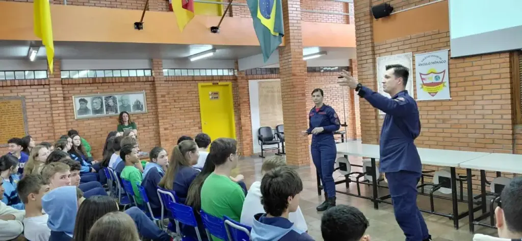 Bombeiros ministram módulo teórico para estudantes