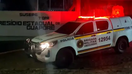 Viatura da Brigada Militar em frente ao Presídio Estadual de Guaporé