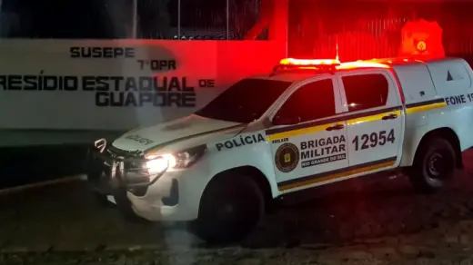Viatura da Brigada Militar em frente ao Presídio Estadual de Guaporé