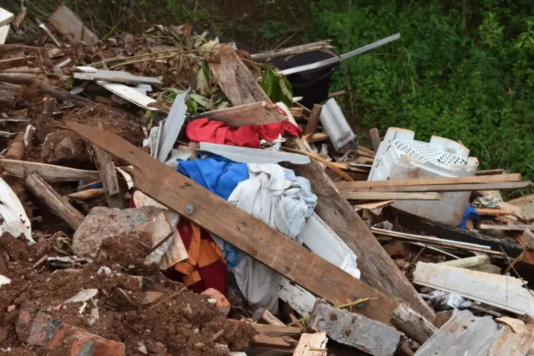 Brigada Militar flagra descarte irregular de resíduos em área de 5 mil metros quadrados no Norte do RS - Studio TV