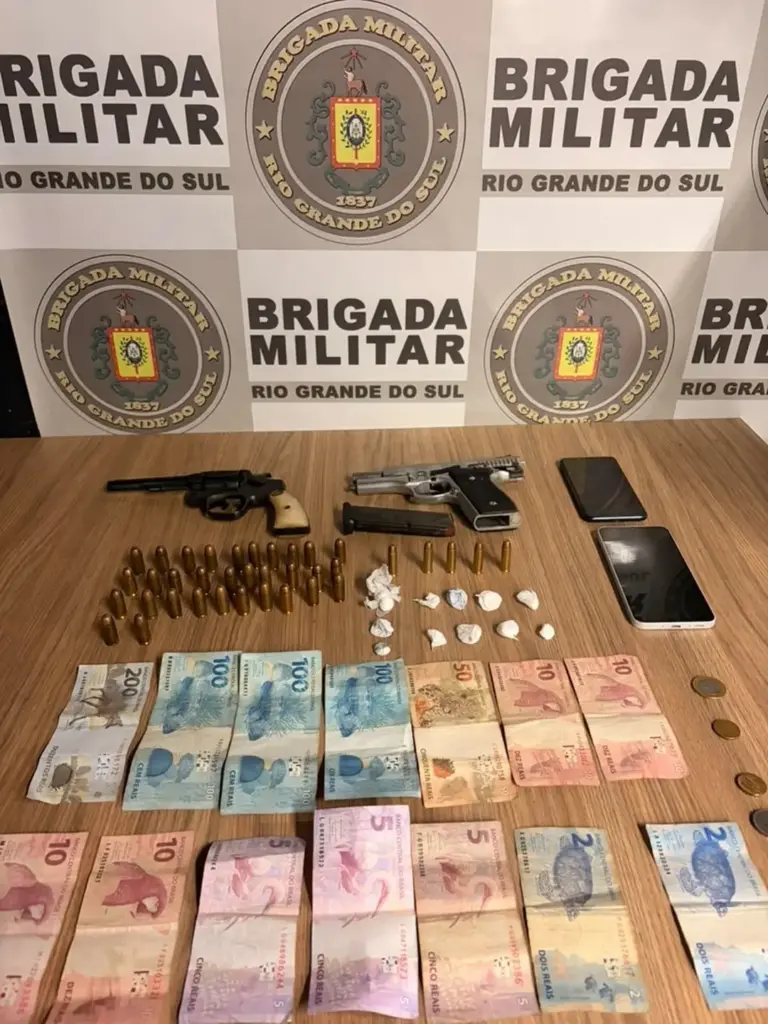 Brigada Militar prende casal com armas, munições e drogas em Carlos Barbosa - Studio TV