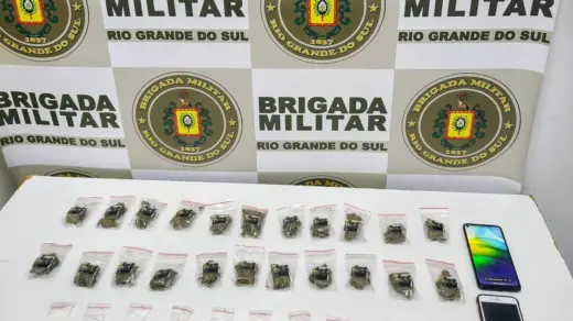 Brigada Militar prende dois homens por tráfico no bairro Medianeira, em Farroupilha - Studio TV