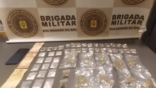 Drogas, dinheiro e celular apreendidos pela Brigada Militar na ERS-115, em Gramado