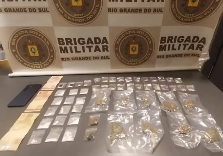 Drogas, dinheiro e celular apreendidos pela Brigada Militar na ERS-115, em Gramado