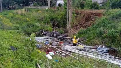 Caminhão capota, tem cabine arrancada e deixa motorista ferido na BR-282 em SC - Studio TV