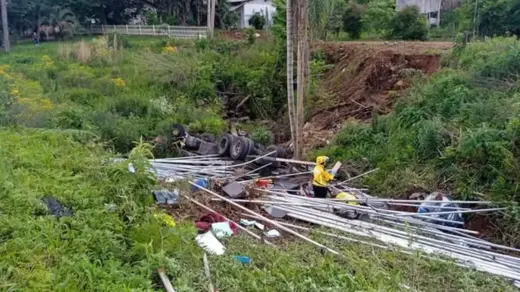 Caminhão capota, tem cabine arrancada e deixa motorista ferido na BR-282 em SC - Studio TV