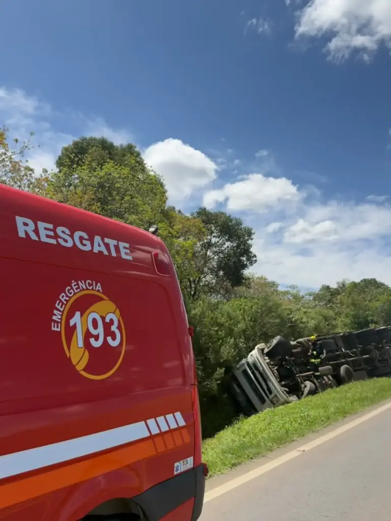 Caminhão carregado com rolos de papelão tomba na ERS-122, em Ipê - Studio TV
