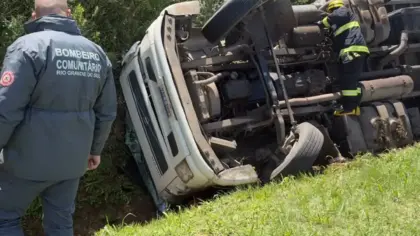 Caminhão carregado com rolos de papelão tomba na ERS-122, em Ipê - Studio TV