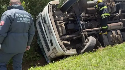 Caminhão carregado com rolos de papelão tomba na ERS-122, em Ipê - Studio TV