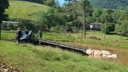 Caminhão carregado de sal sai da estrada e cai dentro de açude no Vale do Taquari - Studio TV