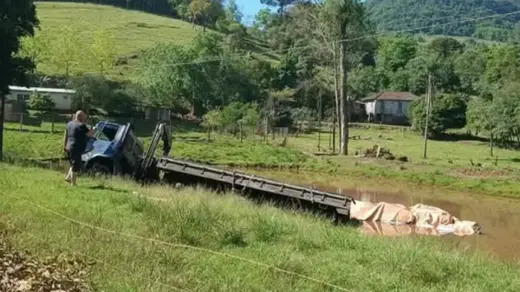 Caminhão carregado de sal sai da estrada e cai dentro de açude no Vale do Taquari - Studio TV