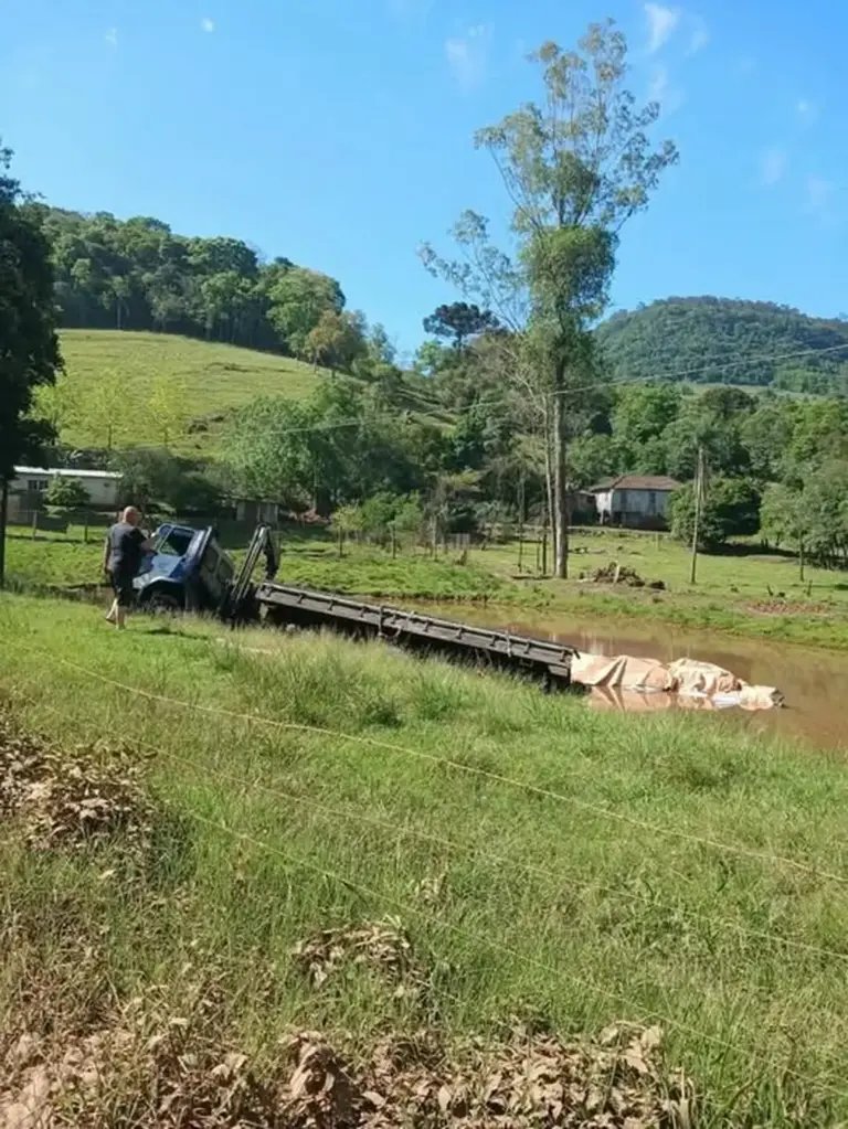 Caminhão carregado de sal sai da estrada e cai dentro de açude no Vale do Taquari - Studio TV
