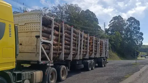Caminhão com mais de 72 toneladas é flagrado com excesso de peso na ERS-122, em Farroupilha - Studio TV