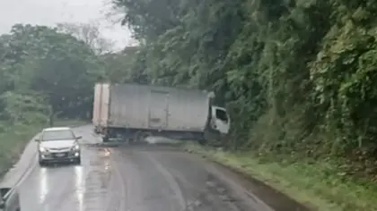 Caminhão sai da pista e atinge árvores na ERS-324 entre Vila Maria e Casca - Studio TV