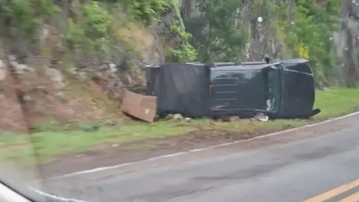 Caminhonete capota na BR-470, nas proximidades do acesso ao bairro Nossa Senhora da Saúde, em Bento Gonçalves - Studio TV