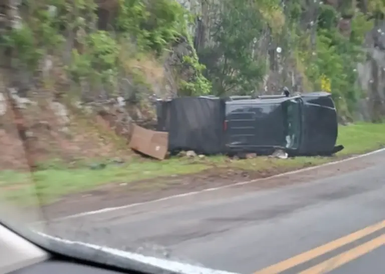 Caminhonete capota na BR-470, nas proximidades do acesso ao bairro Nossa Senhora da Saúde, em Bento Gonçalves - Studio TV