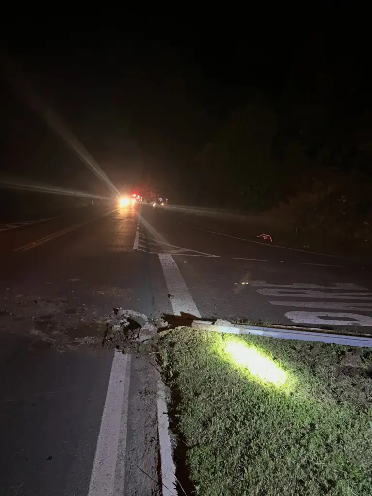 Caminhonete sai da pista e desce barranco de três metros na ERS-122, em Ipê - Studio TV