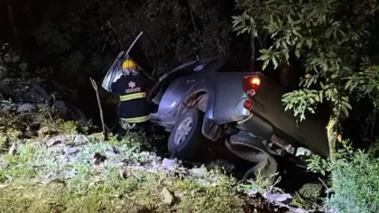 Caminhonete sai da pista e desce barranco de três metros na ERS-122, em Ipê - Studio TV