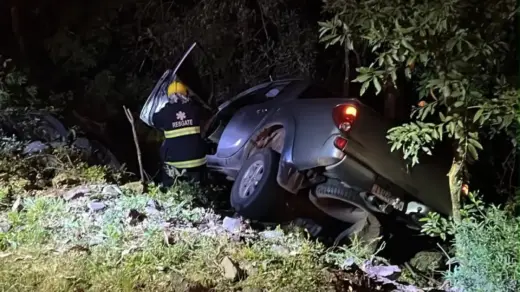Caminhonete sai da pista e desce barranco de três metros na ERS-122, em Ipê - Studio TV
