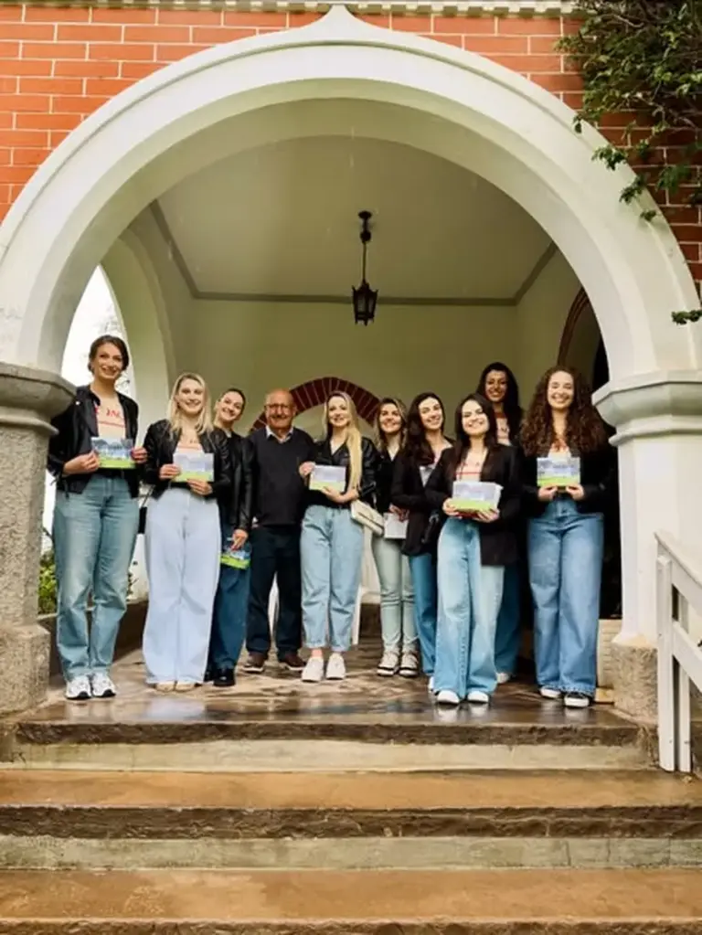 Candidatas à Corte da XII Femaçã percorrem pontos turísticos e conhecem a história e a produção de Veranópolis - Studio TV