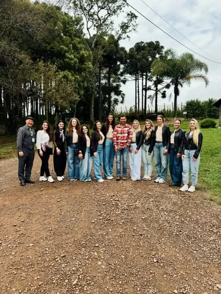 Candidatas à Corte da XII Femaçã percorrem pontos turísticos e conhecem a história e a produção de Veranópolis - Studio TV
