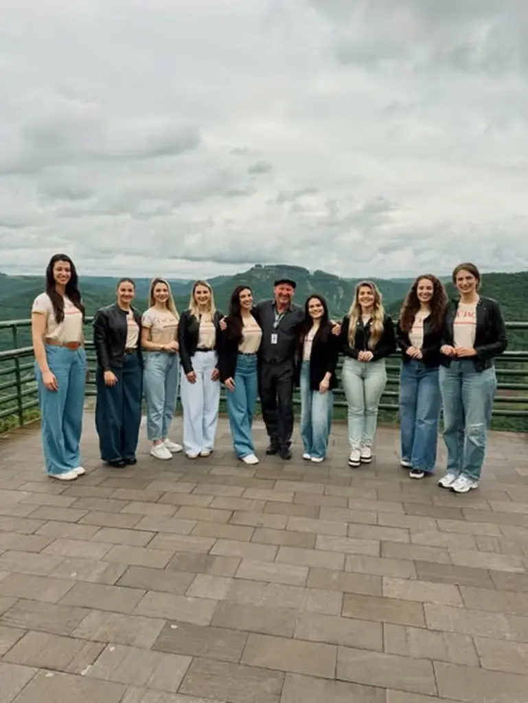 Candidatas à Corte da XII Femaçã percorrem pontos turísticos e conhecem a história e a produção de Veranópolis - Studio TV