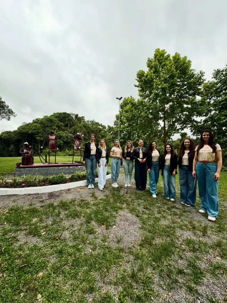 Candidatas à Corte da XII Femaçã percorrem pontos turísticos e conhecem a história e a produção de Veranópolis - Studio TV