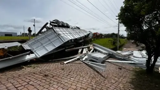 Carreta carregada com estruturas metálicas tomba em Lagoa Vermelha - Studio TV