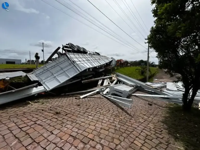 Carreta carregada com estruturas metálicas tomba em Lagoa Vermelha - Studio TV