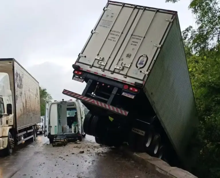 Carreta fica pendurada em ponte entre Novo Barreiro e Sarandi; motorista é socorrida - Studio TV