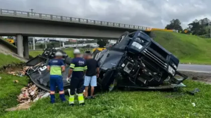 Carreta tomba embaixo do Viaduto Torto na ERS-122, em Caxias do Sul - Studio TV
