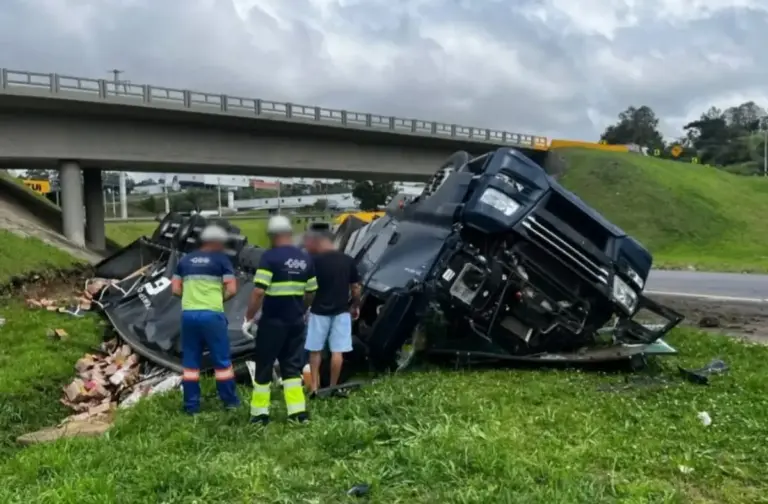 Carreta tomba embaixo do Viaduto Torto na ERS-122, em Caxias do Sul - Studio TV