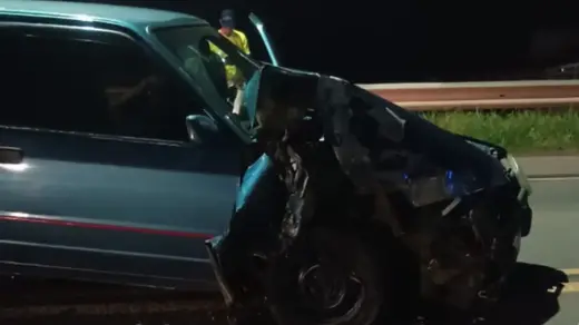 Carro e carreta se envolvem em acidente na BR-470, em Veranópolis, durante a madrugada - Studio TV