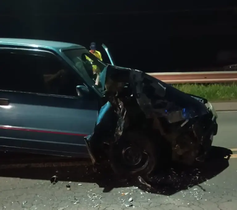 Carro e carreta se envolvem em acidente na BR-470, em Veranópolis, durante a madrugada - Studio TV