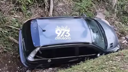 Carro sai da pista e vai parar em vala às margens da BR-470, em Bento Gonçalves - Studio TV
