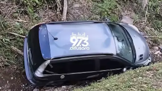 Carro sai da pista e vai parar em vala às margens da BR-470, em Bento Gonçalves - Studio TV
