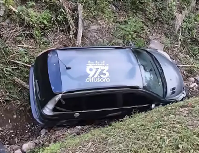 Carro sai da pista e vai parar em vala às margens da BR-470, em Bento Gonçalves - Studio TV