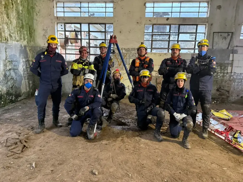 Cerca de 40 bombeiros participam de treinamento de resgate em estruturas colapsadas em Guaporé - Studio TV