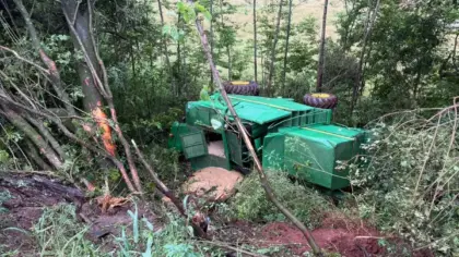Colheitadeira fica destruída após acidente envolvendo carretas na BR-285, em Santa Bárbara do Sul - Studio TV