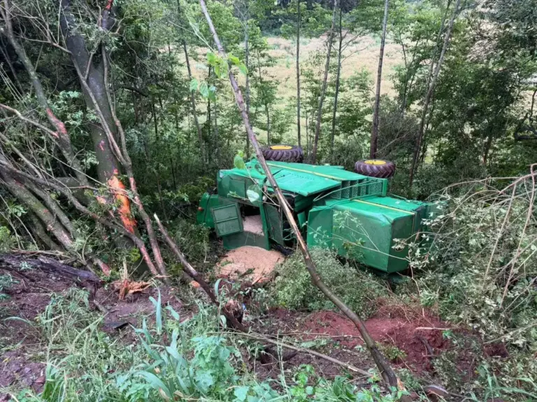 Colheitadeira fica destruída após acidente envolvendo carretas na BR-285, em Santa Bárbara do Sul - Studio TV
