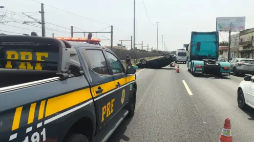 Colisão entre carro e caminhão bloqueia faixa da BR-116 e causa lentidão - Studio TV