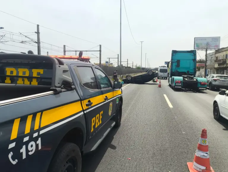 Colisão entre carro e caminhão bloqueia faixa da BR-116 e causa lentidão - Studio TV