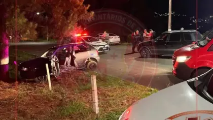 Colisão entre dois carros deixa duas pessoas feridas em Garibaldi - Studio TV
