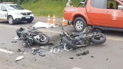 Colisão entre duas motocicletas deixa uma pessoa morta e outra gravemente ferida na BR-116, em Picada Café - Studio TV