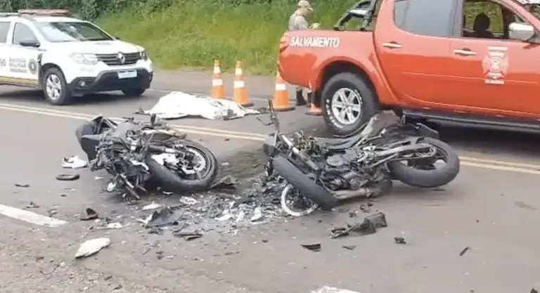 Colisão entre duas motocicletas deixa uma pessoa morta e outra gravemente ferida na BR-116, em Picada Café - Studio TV